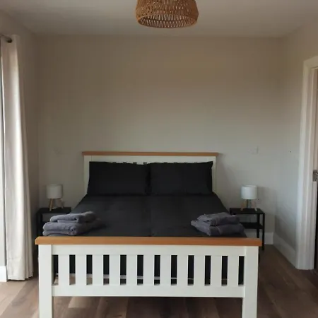 An Toilean Balcony With Distant Sea Views 아파트 *